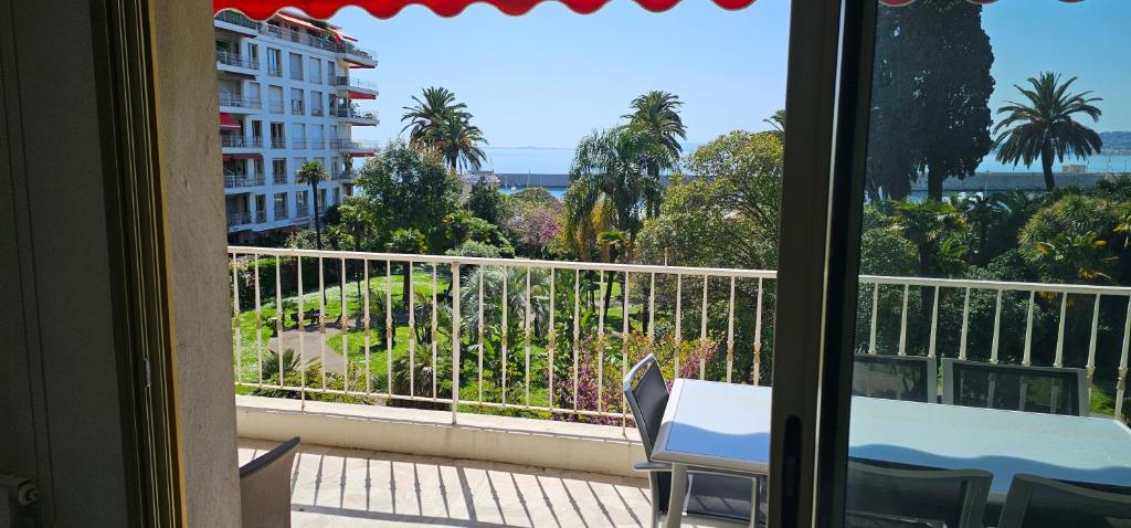 une vue d'un balcon avec une table et des chaises dans l'établissement bella d'azur, à Nice