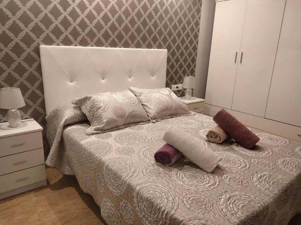 1 dormitorio con 1 cama con 2 almohadas en Apartamento céntrico cerca de la playa, en Águilas