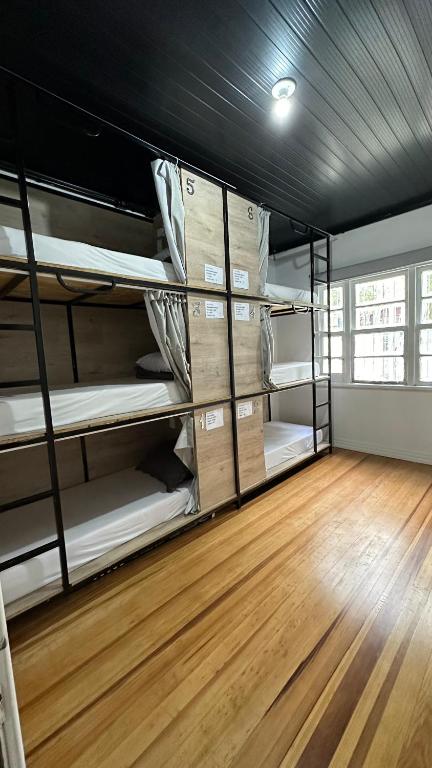 Palanda nebo palandy na pokoji v ubytování Hostel Hug Brasil