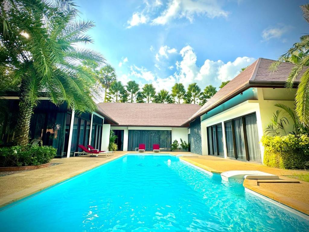 - une piscine en face d'une maison dans l'établissement Villa 7 bedrooms, à Ban Mai Salae