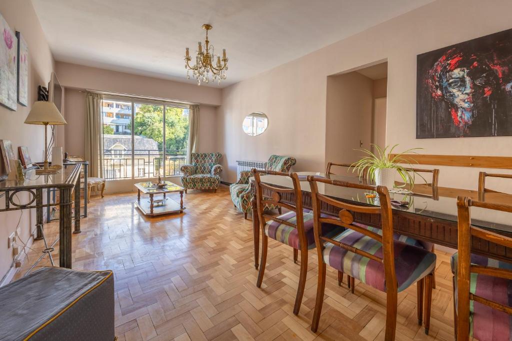 圣卡洛斯-德巴里洛切Departamento Premier的带餐桌和椅子的客厅