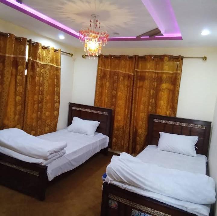 Ein Bett oder Betten in einem Zimmer der Unterkunft Guest INN Skardu