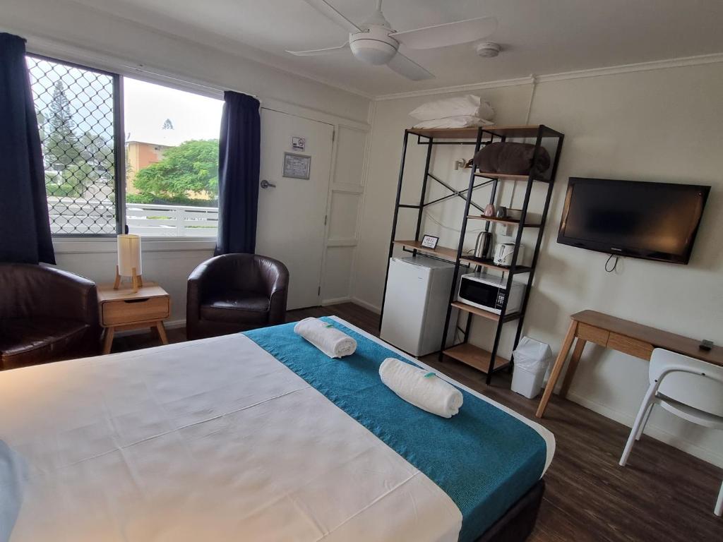 Postel nebo postele na pokoji v ubytování Bargara Beach Hotel