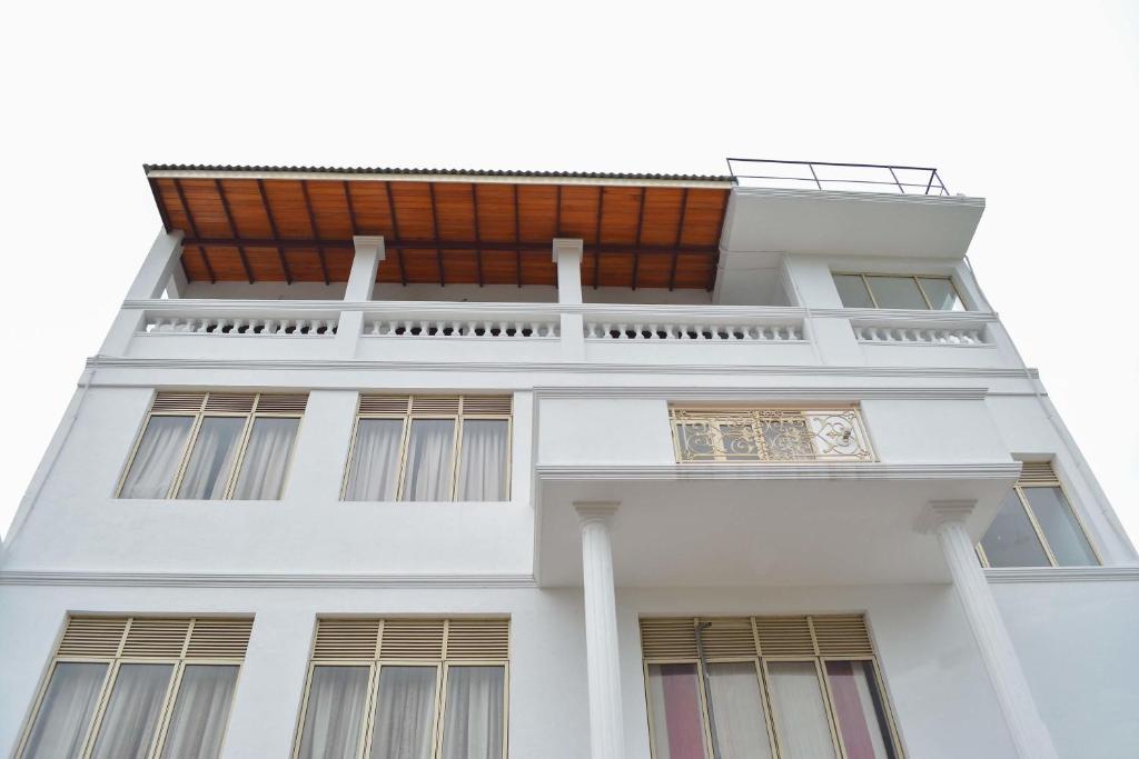 un edificio bianco con finestre e balcone di West Inn Colombo a Colombo