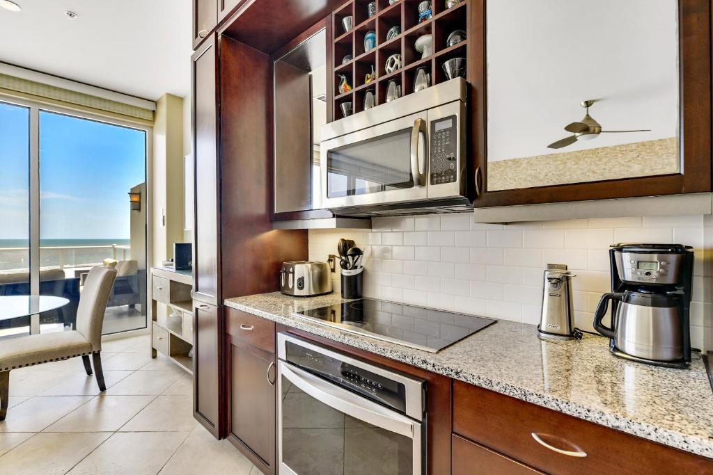 Kuchyň nebo kuchyňský kout v ubytování Diamond Beach Penthouse 5PH3