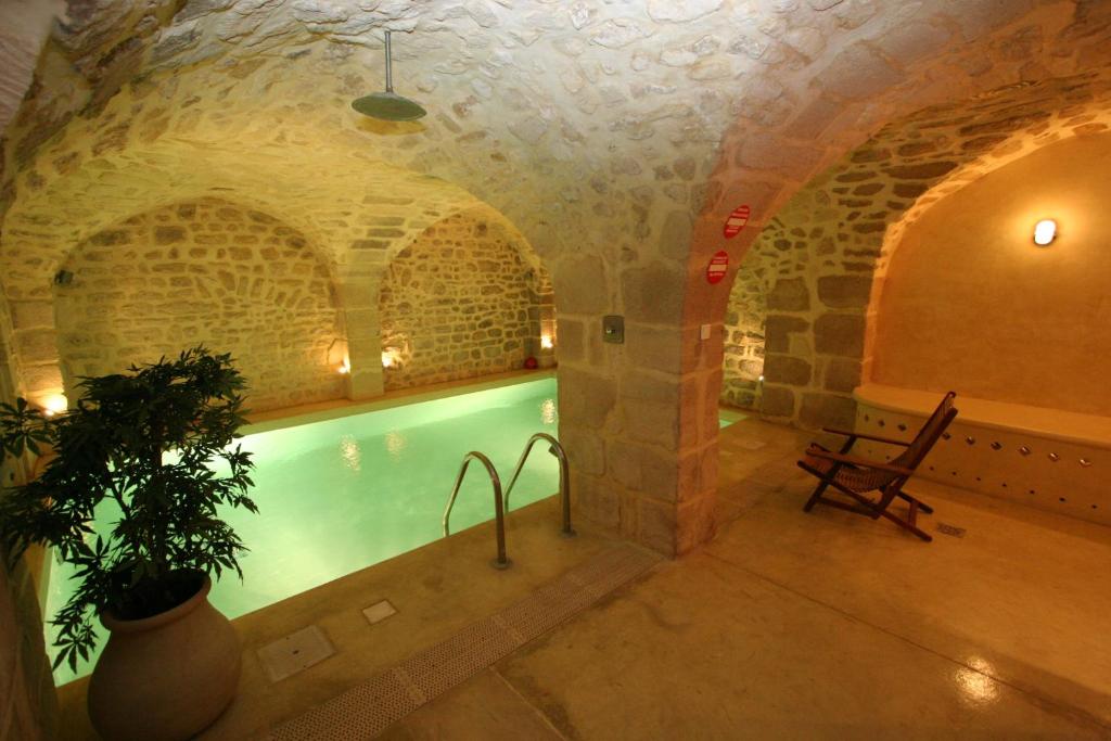 una piscina cubierta en un antiguo edificio de piedra en La Maison d'Anne, en París