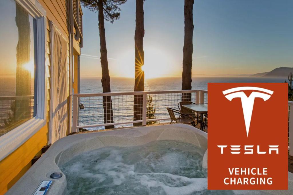 una vasca idromassaggio sul balcone di una casa di Breathtaking Oceanview! by OceanviewHotTubs Monthly Minimum a Shelter Cove