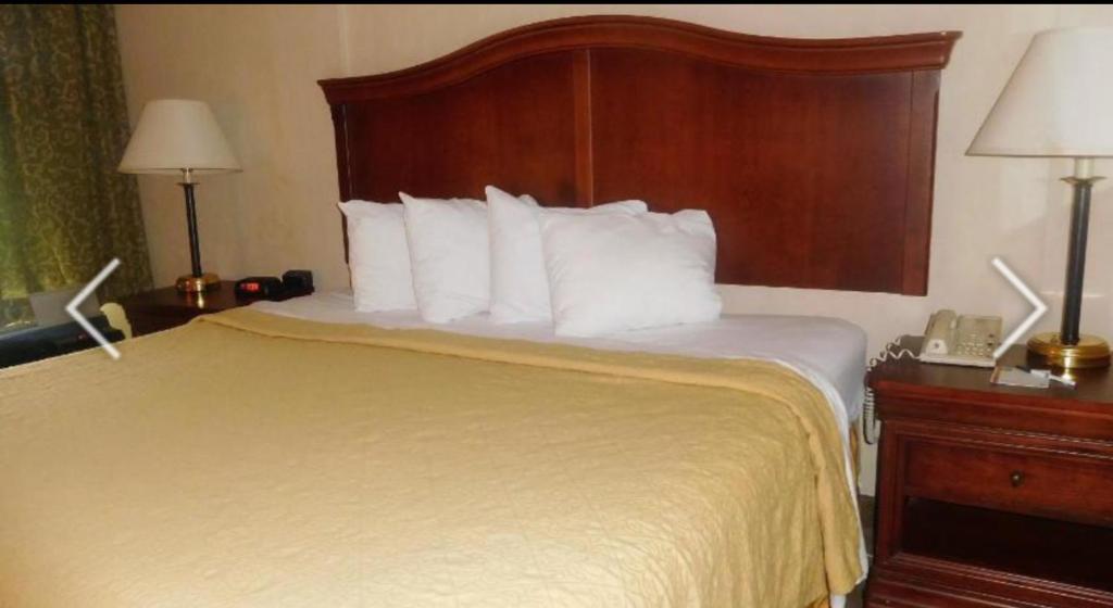 سرير أو أسرّة في غرفة في Danville Suites