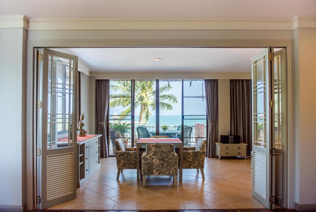 
Luxury Seafront Two-Bedroom Family Suite
