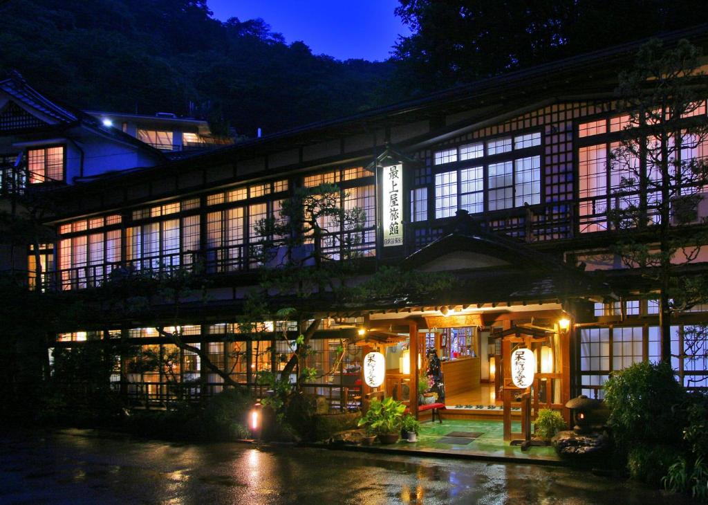 um edifício asiático à noite com luzes em Mogamiya Ryokan em Shiroishi