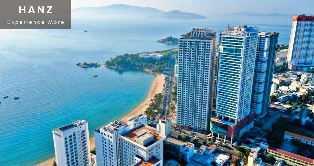 uma vista aérea de uma cidade com uma praia e edifícios em HANZ Muong Thanh Vien Trieu Condo Hotel em Nha Trang