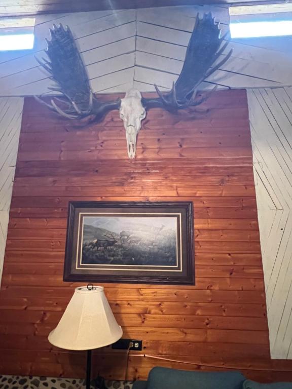 eine Wand mit einem Bild eines Adlers darauf in der Unterkunft Bailey wick farm Jackson river retreat in Covington