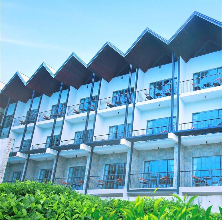- un bâtiment blanc avec des balcons sur le côté dans l'établissement 88th Nuwara Eliya, à Nuwara Eliya