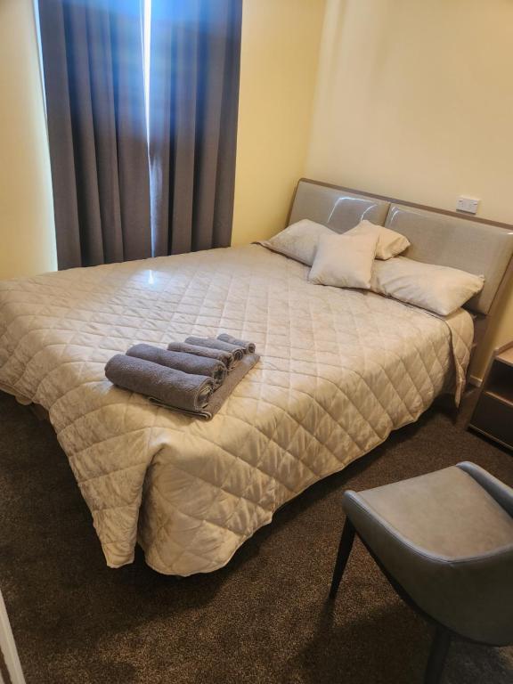 un letto con due asciugamani sopra in una camera da letto di The White House a Tokoroa