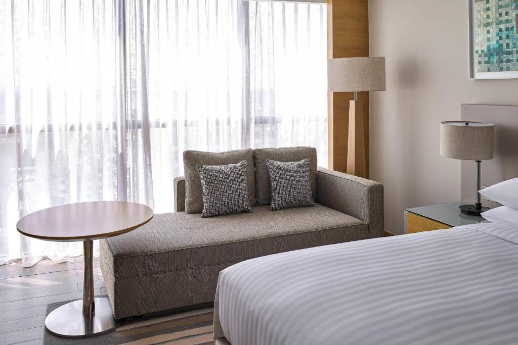 Postel nebo postele na pokoji v ubytování Kota Kinabalu Marriott Hotel
