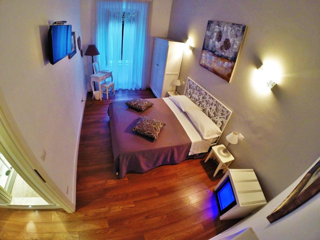 Blick auf ein Schlafzimmer mit einem Bett und einer Treppe in der Unterkunft Tre R Colosseo in Rom