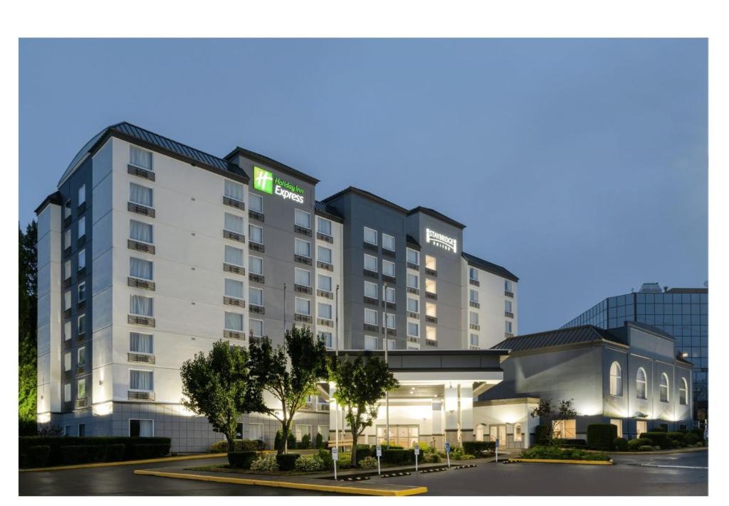 obraz hotelu z budynkiem w obiekcie Holiday Inn Express Federal Way - Seattle South, an IHG Hotel w mieście Federal Way