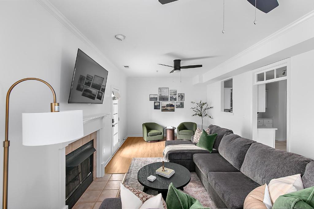 O zonă de relaxare la Family Friendly Alabaster Townhouse Off Interstate 65