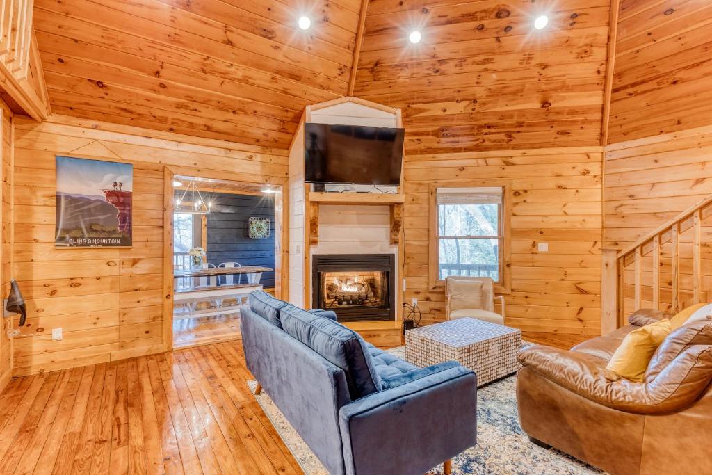 Posezení v ubytování Summer by the Creek - Hot Tub - Game Room - Fishing