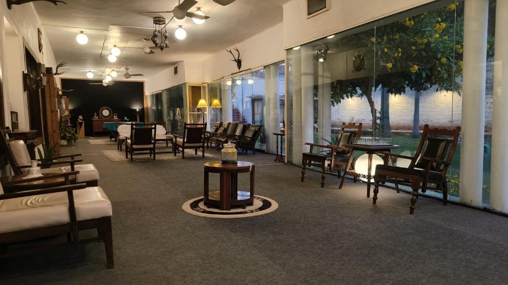 MirzāpurGalaxy Heritage的一间设有桌椅和窗户的房间