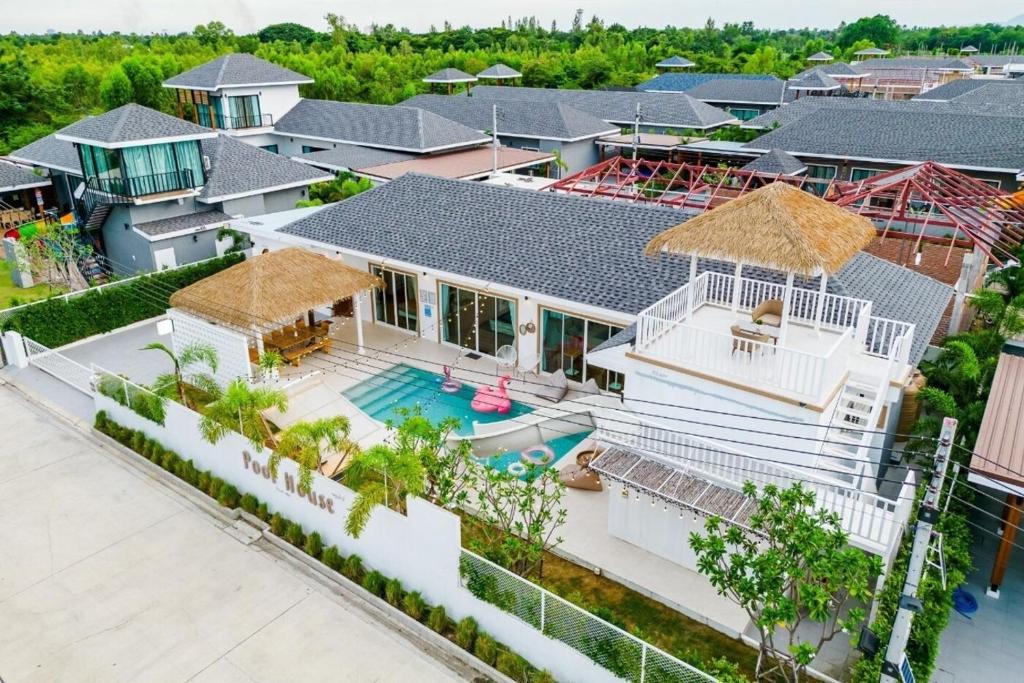 una vista aérea de una casa con piscina en Pool House Pool Villa Cha-Am, en Cha Am