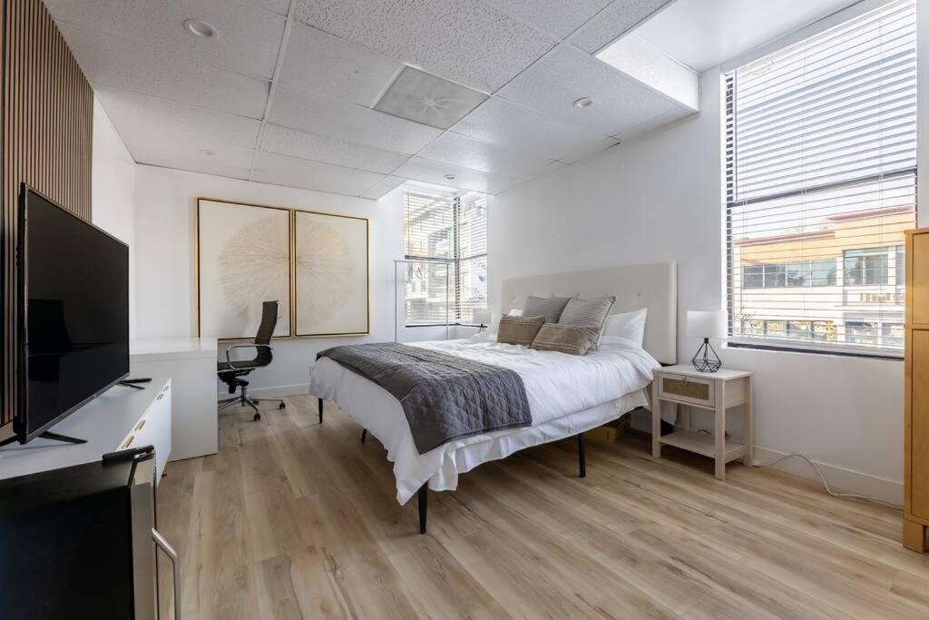 una camera da letto con un letto e una TV a schermo piatto di Corner view King bed room center of Pasadena a Pasadena