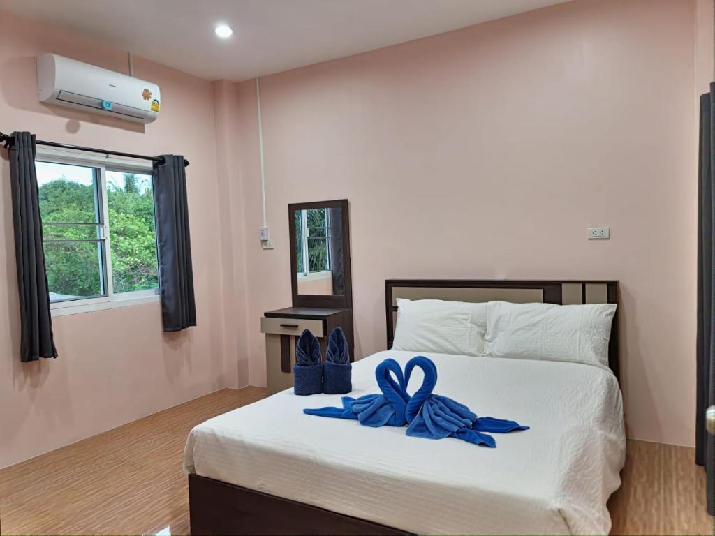 Un dormitorio con una cama con arcos azules. en Phujhaofa villa club ( ไสยวน), en Ban Saiyuan (1)