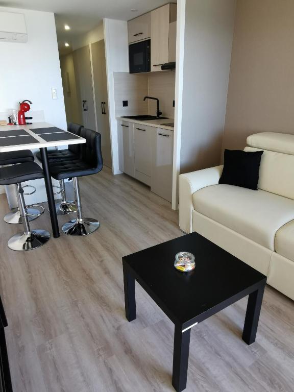 a living room with a couch and a table at Appartement en bord de mer in Cannes