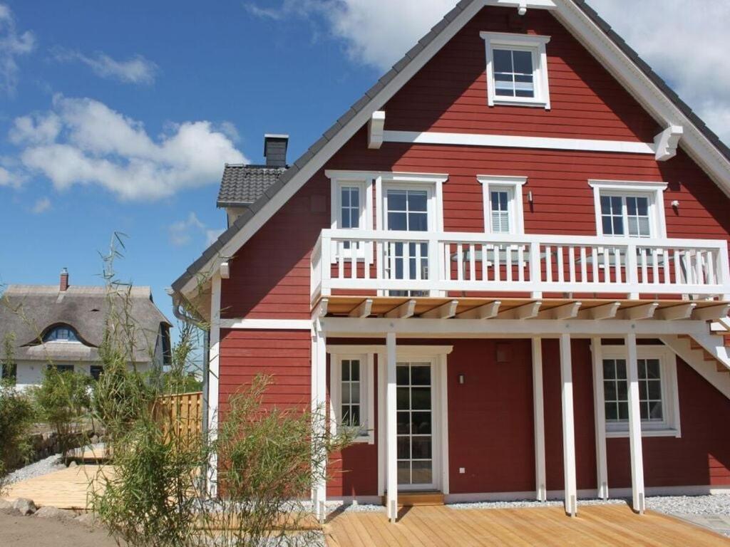 Casa rossa e bianca con balcone. di Pameebo 1 Comfortable holiday residence a Drewoldke