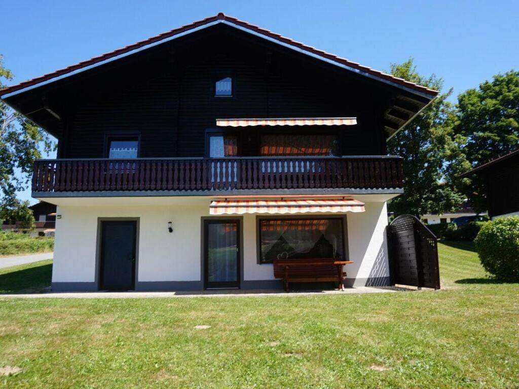 アルラッハにあるBrandl Haus 92 OG Comfortable holiday residenceの白黒の家