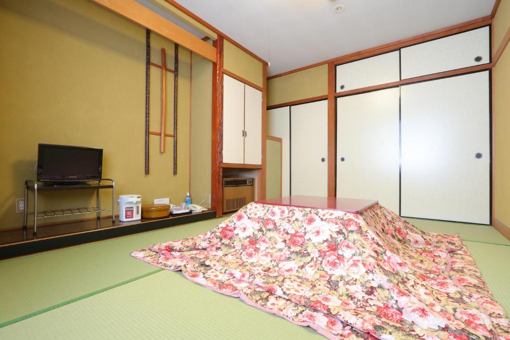 TV a/nebo společenská místnost v ubytování Ryokan Nakaya