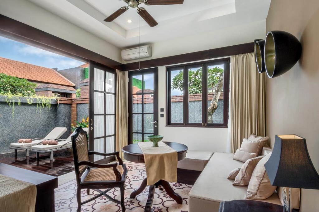 een woonkamer met een bank en een tafel bij Villa M Bali in Canggu