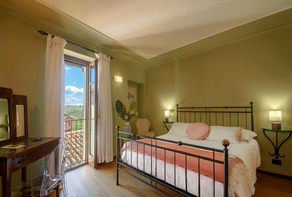 een slaapkamer met een bed en een balkon bij La Giolitta Rooms & Apartment in Barolo