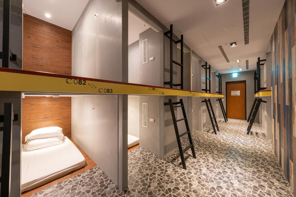 a group of bunk beds in a room at 凝萃文旅 台中車站店 NCH-Business Hotel in Taichung