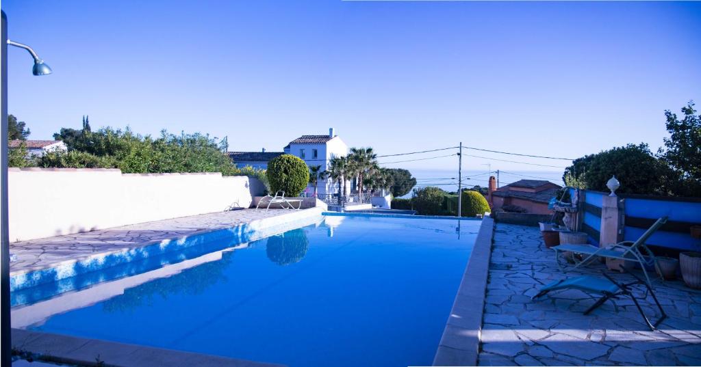 une piscine avec de l'eau bleue dans une maison dans l'établissement Villa de la cote bleue, à Carry-le-Rouet
