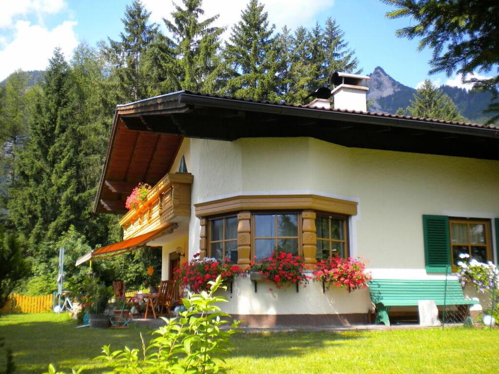 a house with flowers in front of it at Comfortabel vakantieappartement in Hofen