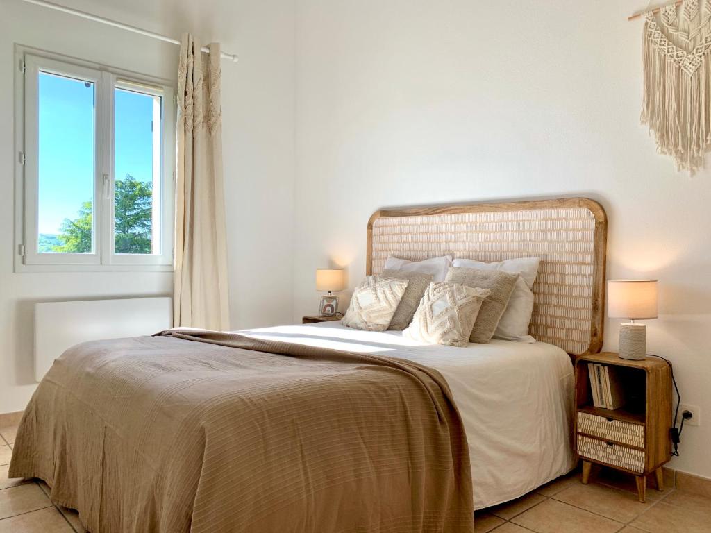 Una cama o camas en una habitaci&oacute;n de R&eacute;sidence Les Hauts de Sarlat - G6