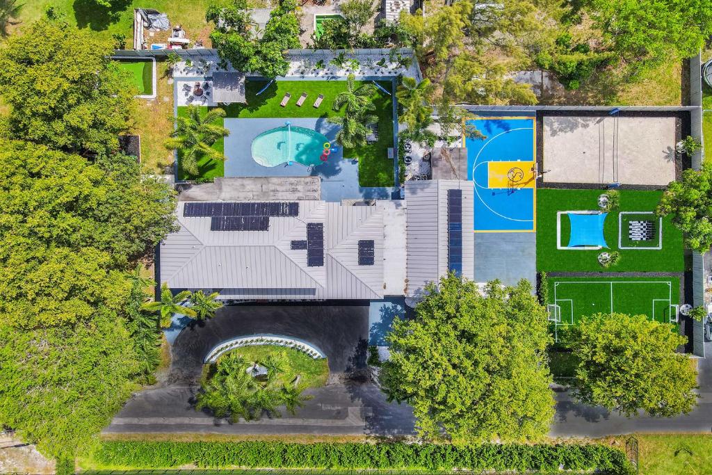 uma vista superior de uma casa com piscina em 8BR Family Resort with Pool and Playgrounds em Pompano Beach