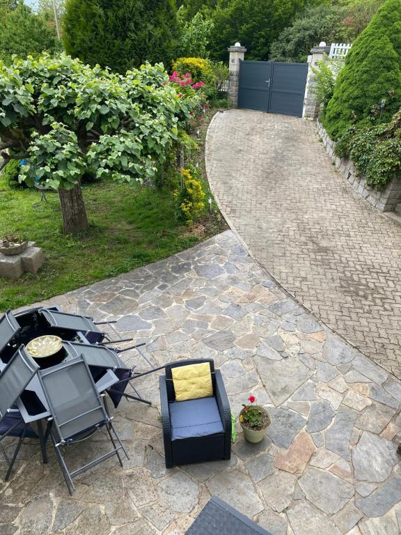 a patio with a table and chairs on a stone walkway at ila’s tiny house in Limoges