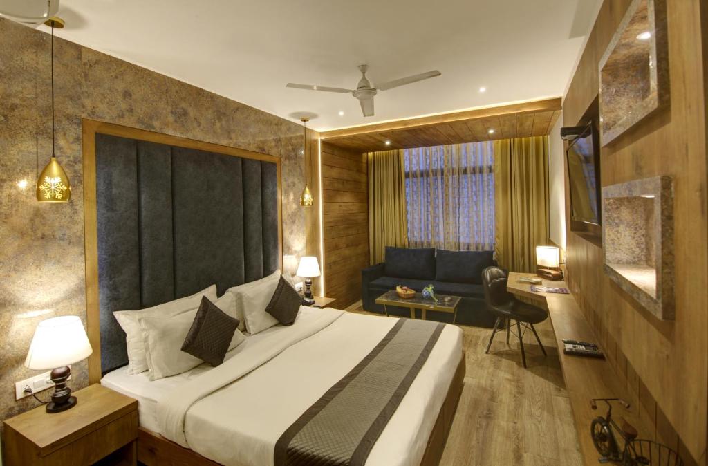 Postel nebo postele na pokoji v ubytování Town Pallace Inn - Hotel in New Delhi
