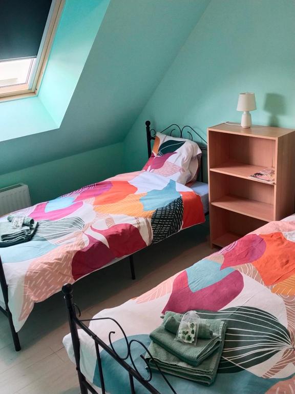 1 dormitorio con 2 camas y vestidor en Le palmier nantais, en Mouzeil