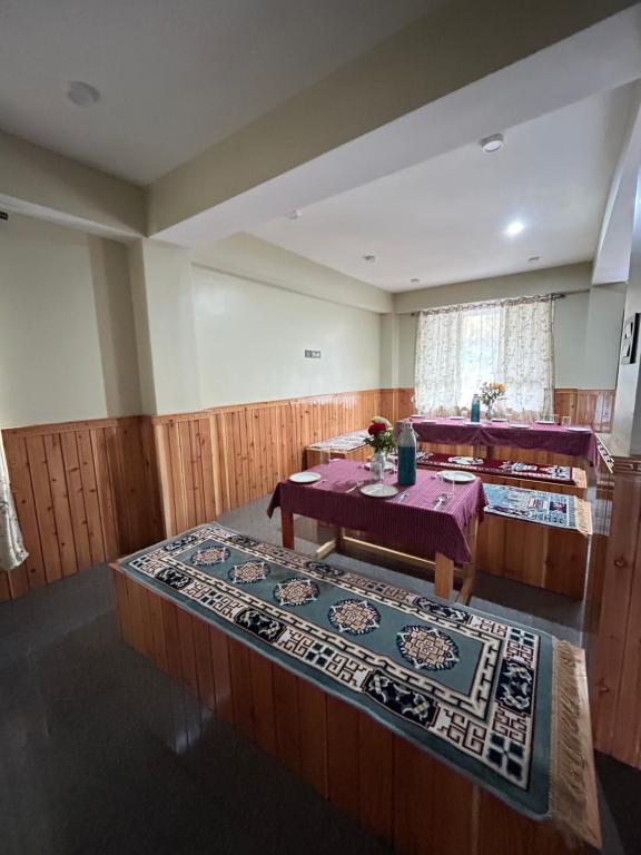 Posezení v ubytování Khimsa Lodge