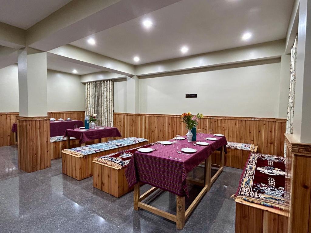 Restaurace v ubytování Khimsa Lodge