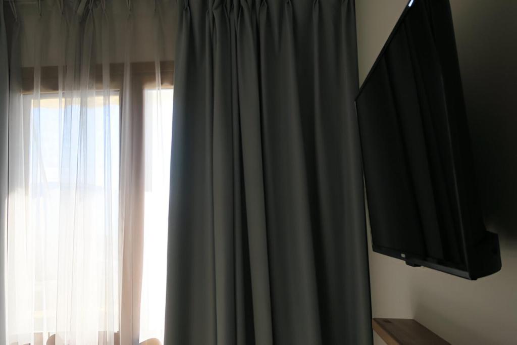 TV a/nebo společenská místnost v ubytování Doko Hotel