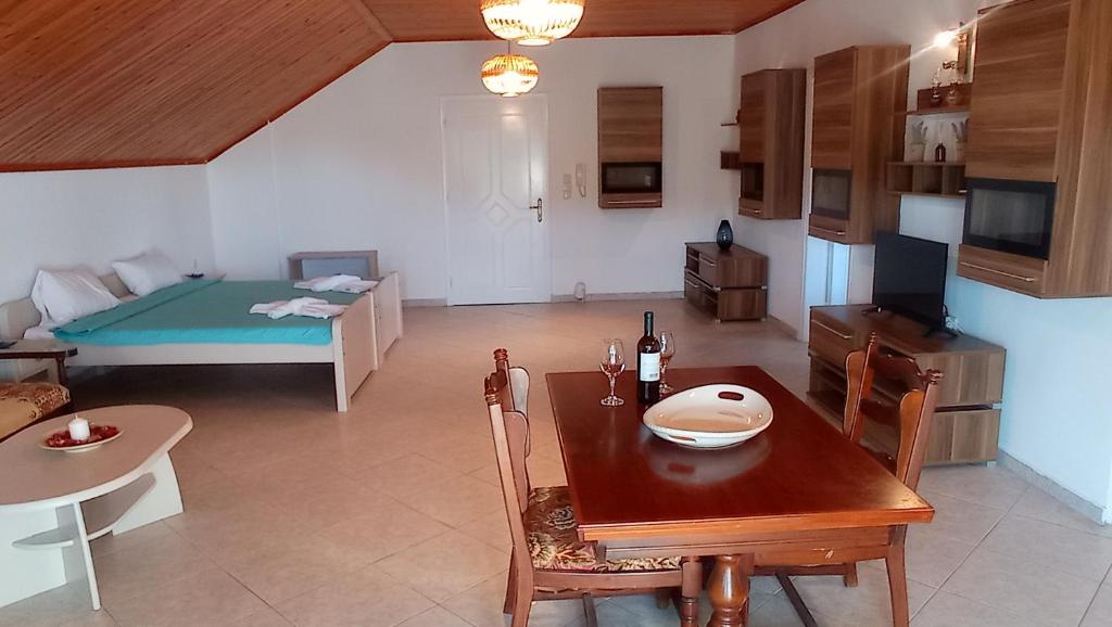 uma cozinha e sala de estar com uma mesa e um sofá em Acheron rooms em Preveza