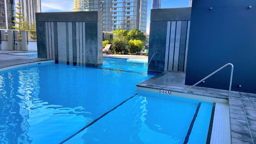 Oracle 28th floor Tower 2 Ocean views! - GC Getaways内部或周边的泳池