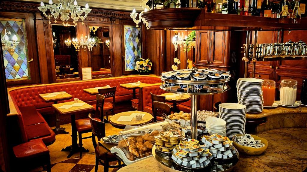 ein Restaurant mit einem Tisch mit Essen darauf in der Unterkunft Hotel Lux in Venedig