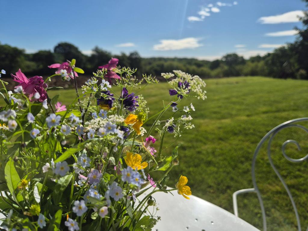 a bouquet of flowers sitting on top of a table at Maison d'Hôtes Léchémia in Salies-de-Béarn