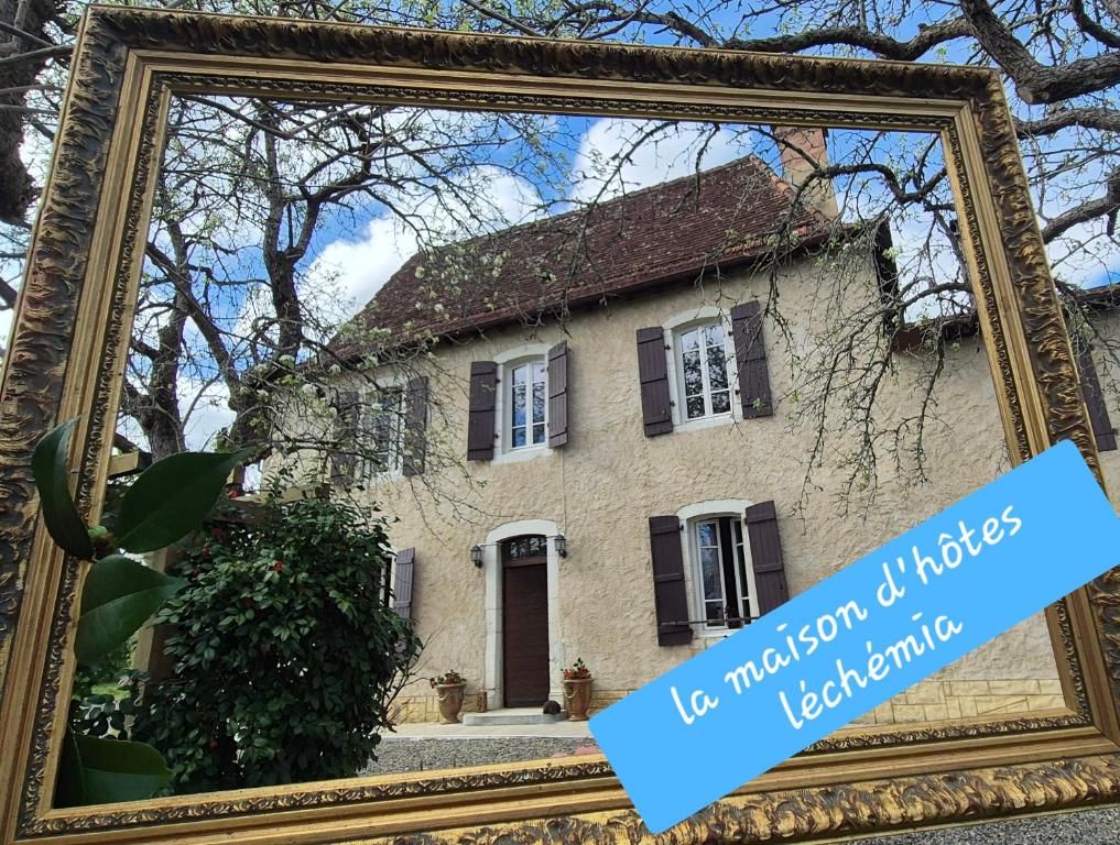 a reflection of a house in a mirror at Maison d'Hôtes Léchémia in Salies-de-Béarn