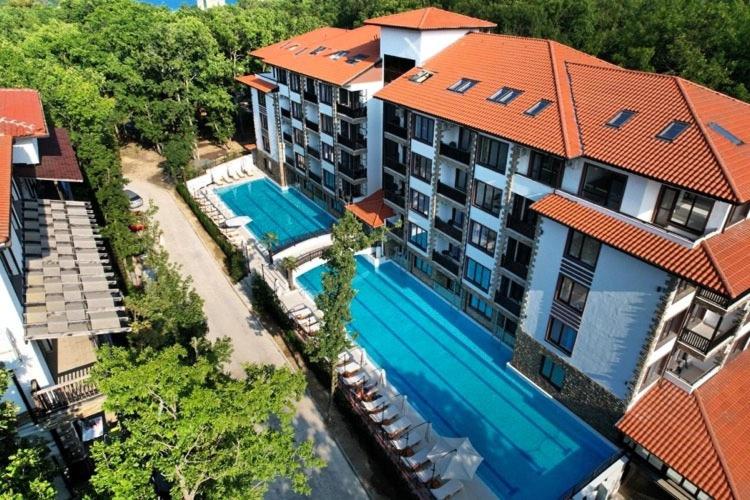 Bazén v ubytování Apartment102 Green Paradise Primorsko nebo v jeho okolí